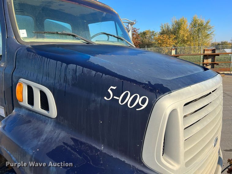 image for item NI9109 1998 Ford  water truck