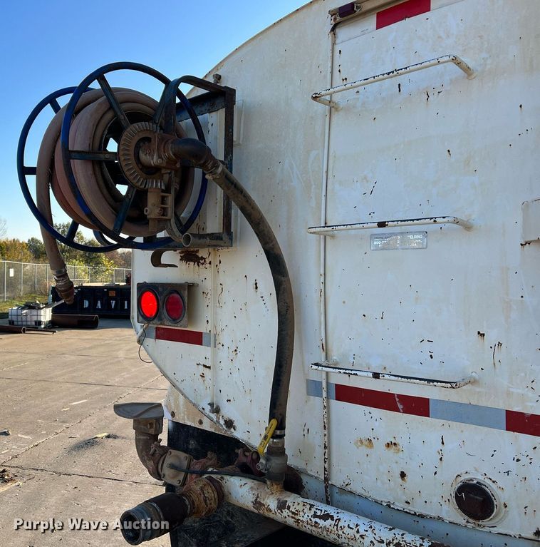 image for item NI9109 1998 Ford  water truck