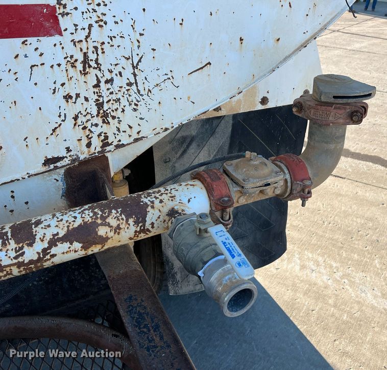 image for item NI9109 1998 Ford  water truck