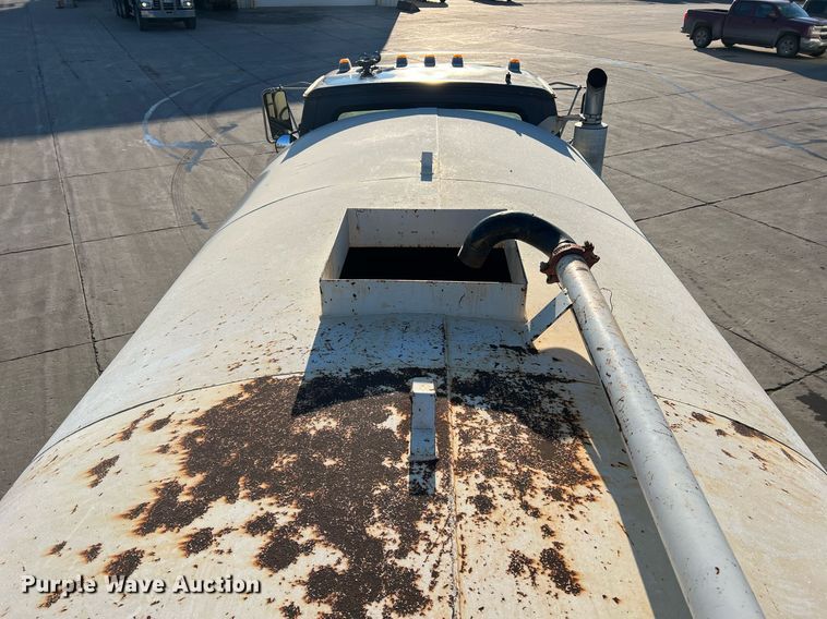 image for item NI9109 1998 Ford  water truck