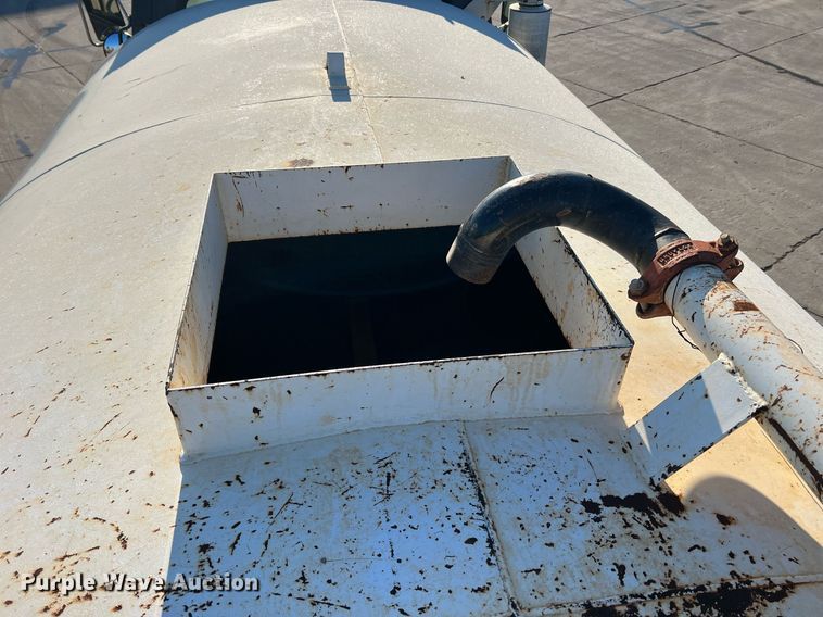 image for item NI9109 1998 Ford  water truck