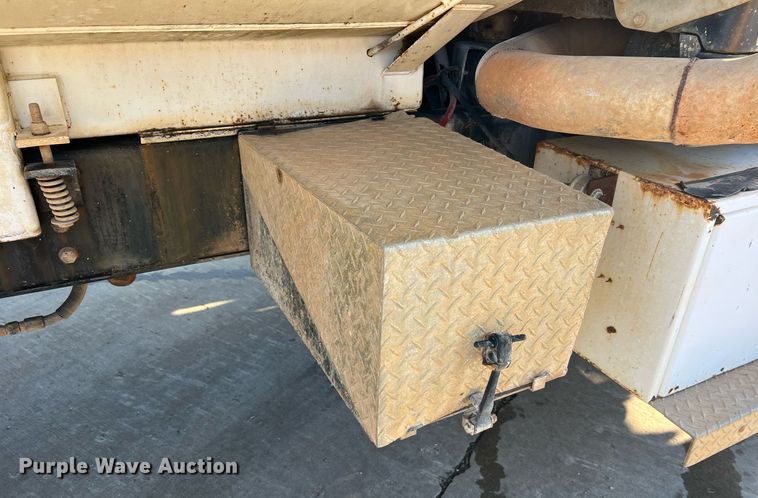 image for item NI9109 1998 Ford  water truck