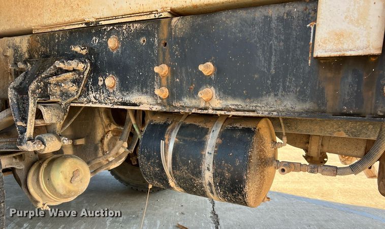 image for item NI9109 1998 Ford  water truck