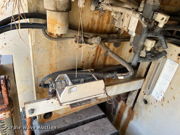 image for item NI9132 1994 Cedarapids CR-461  paver