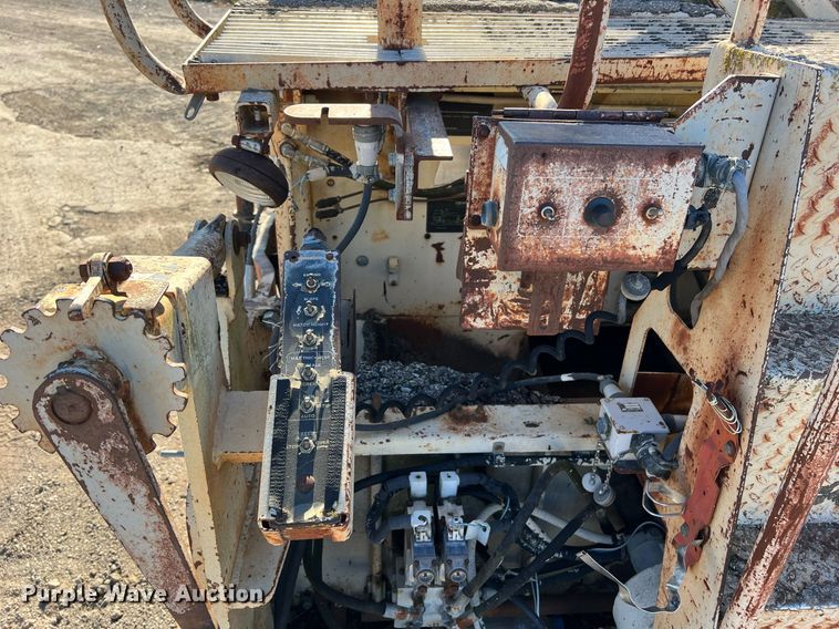 image for item NI9132 1994 Cedarapids CR-461  paver