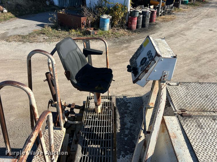 image for item NI9132 1994 Cedarapids CR-461  paver