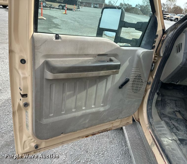 image for item NL9086 2009 Ford F550 Super Duty XL  Crew Cab utility / service truck