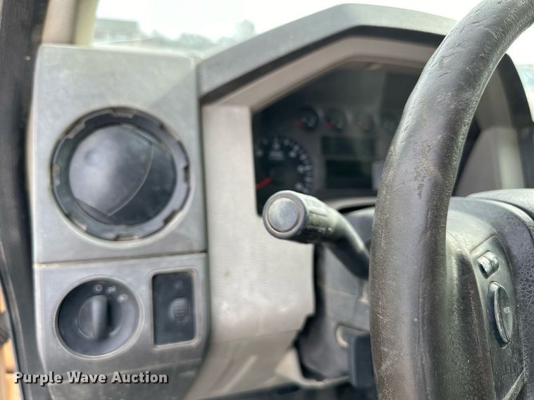 image for item NL9086 2009 Ford F550 Super Duty XL  Crew Cab utility / service truck