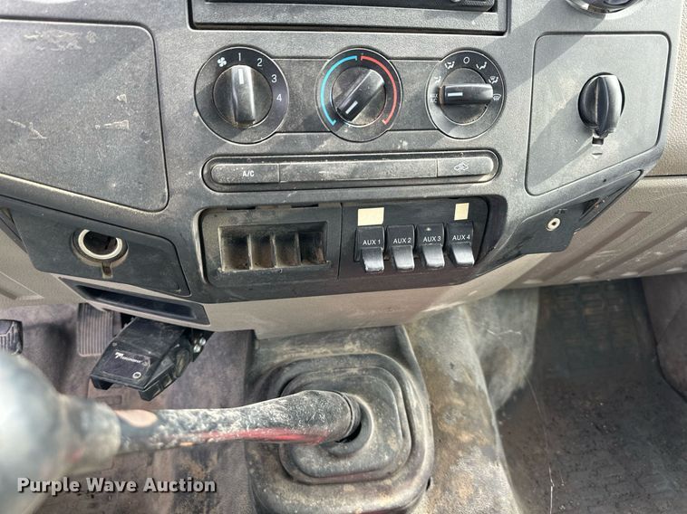 image for item NL9086 2009 Ford F550 Super Duty XL  Crew Cab utility / service truck