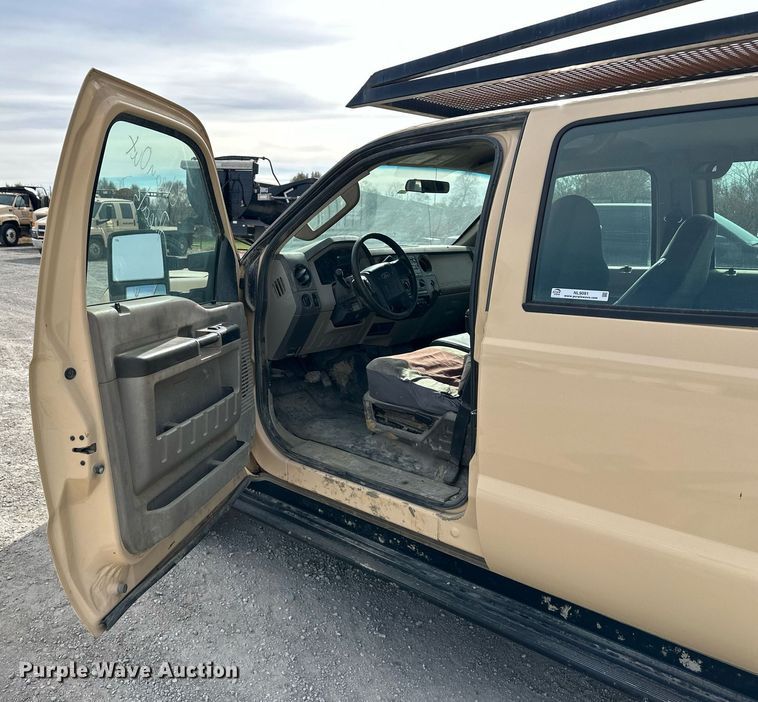 image for item NL9091 2010 Ford F250 Super Duty XL  Crew Cab utility bed pickup truck