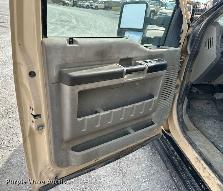 image for item NL9091 2010 Ford F250 Super Duty XL  Crew Cab utility bed pickup truck