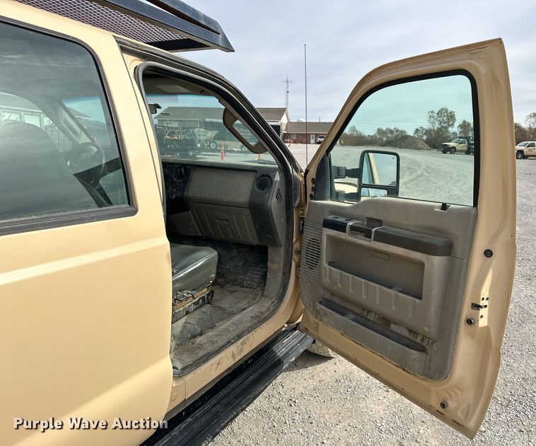 image for item NL9091 2010 Ford F250 Super Duty XL  Crew Cab utility bed pickup truck