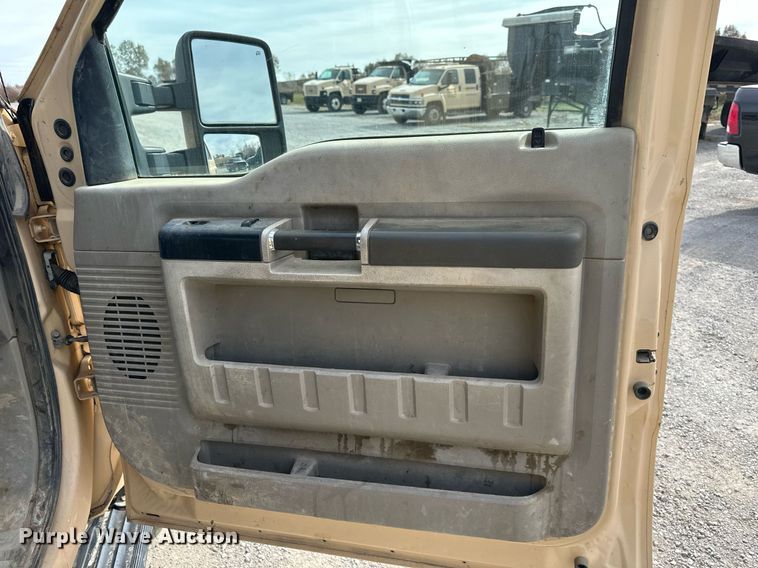 image for item NL9091 2010 Ford F250 Super Duty XL  Crew Cab utility bed pickup truck