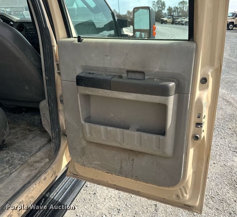 image for item NL9091 2010 Ford F250 Super Duty XL  Crew Cab utility bed pickup truck