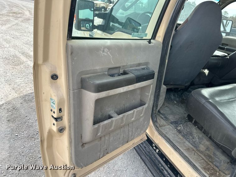 image for item NL9091 2010 Ford F250 Super Duty XL  Crew Cab utility bed pickup truck