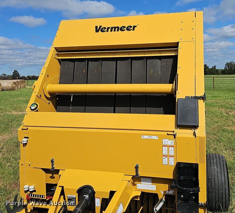image for item NP9000 Vermeer 6650 Rancher  round baler
