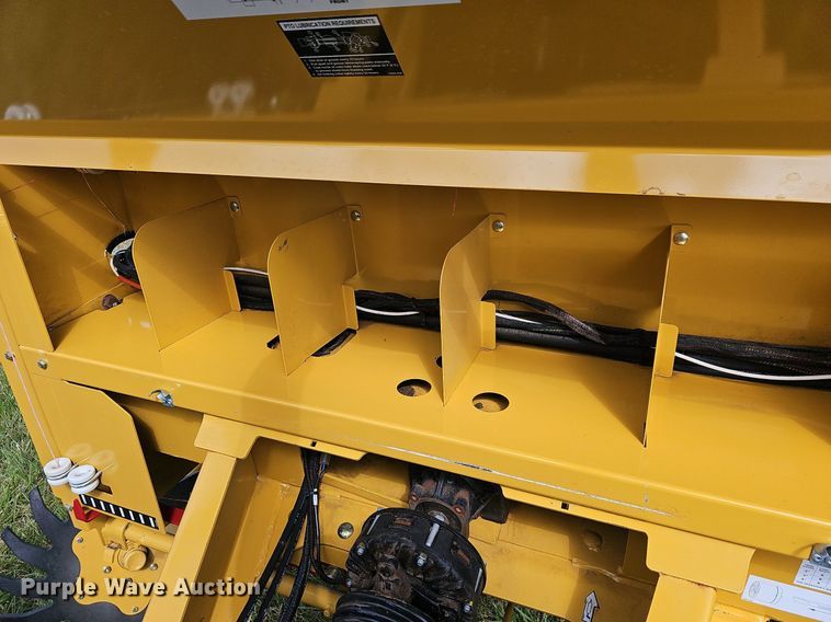 image for item NP9000 Vermeer 6650 Rancher  round baler