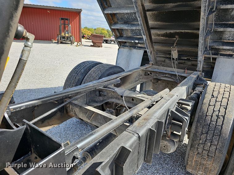 image for item NP9002 1999 International 4700  dump truck