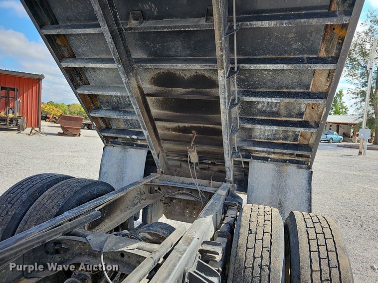 image for item NP9002 1999 International 4700  dump truck