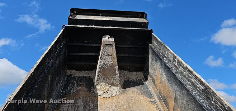 image for item NP9002 1999 International 4700  dump truck