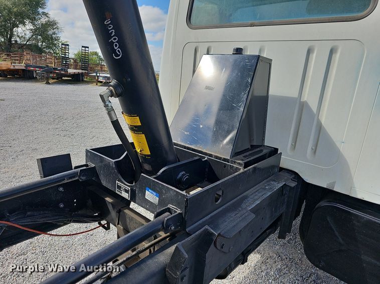 image for item NP9002 1999 International 4700  dump truck