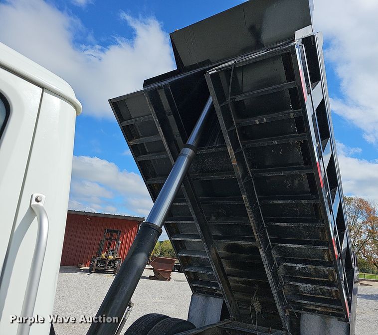 image for item NP9002 1999 International 4700  dump truck