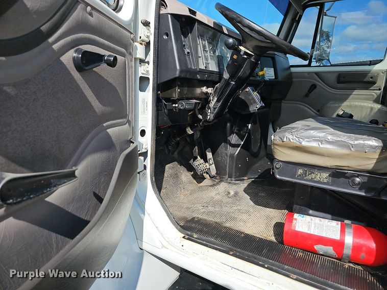 image for item NP9002 1999 International 4700  dump truck