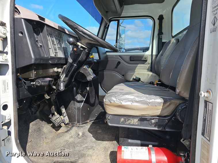 image for item NP9002 1999 International 4700  dump truck