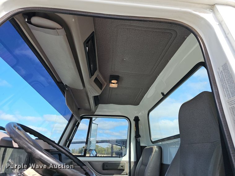 image for item NP9002 1999 International 4700  dump truck