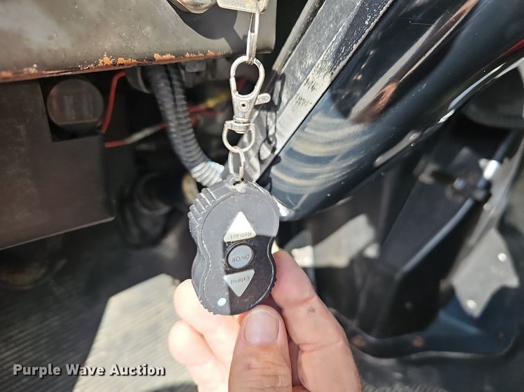 image for item NP9002 1999 International 4700  dump truck