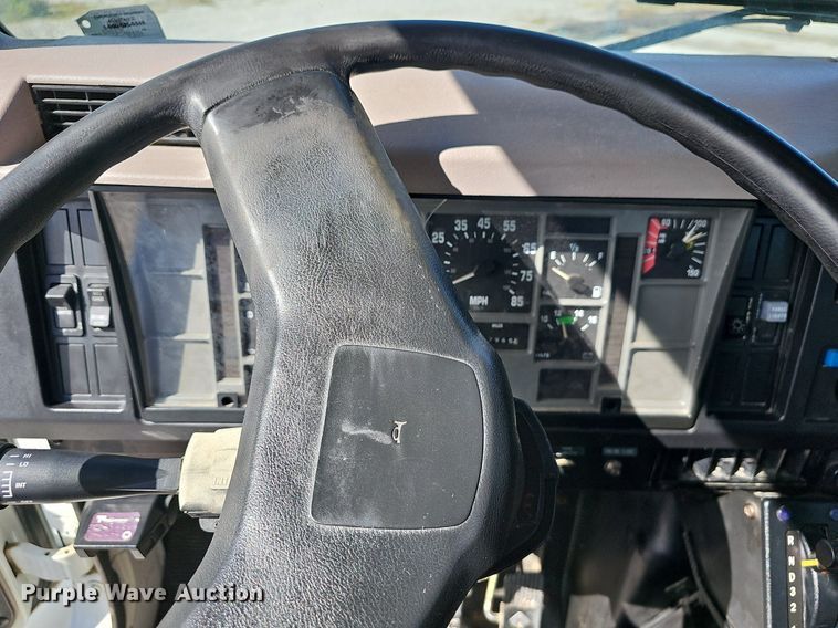 image for item NP9002 1999 International 4700  dump truck