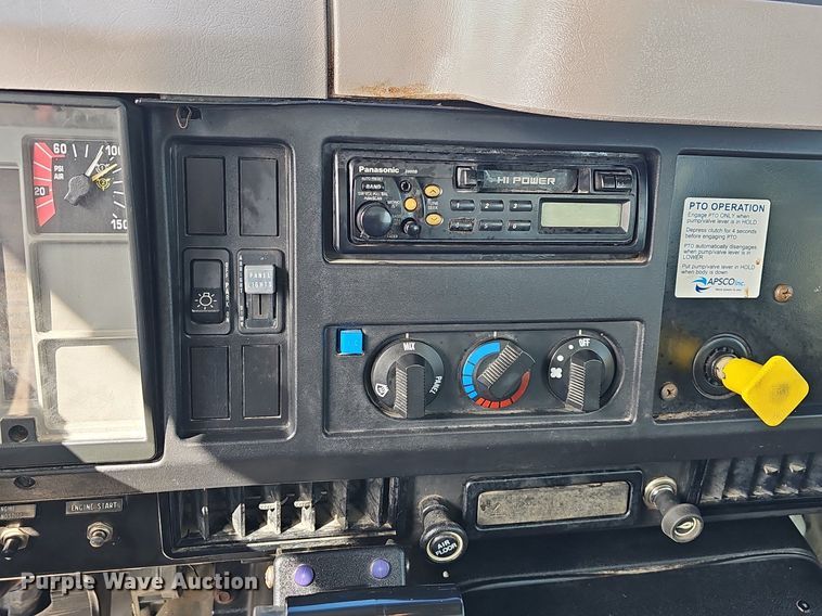 image for item NP9002 1999 International 4700  dump truck