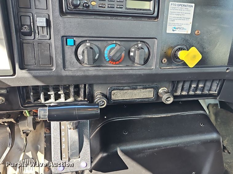 image for item NP9002 1999 International 4700  dump truck