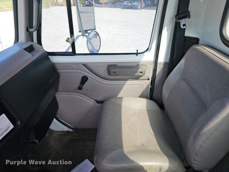 image for item NP9002 1999 International 4700  dump truck