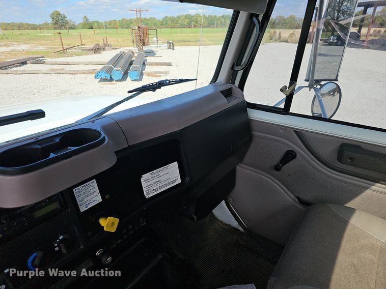 image for item NP9002 1999 International 4700  dump truck