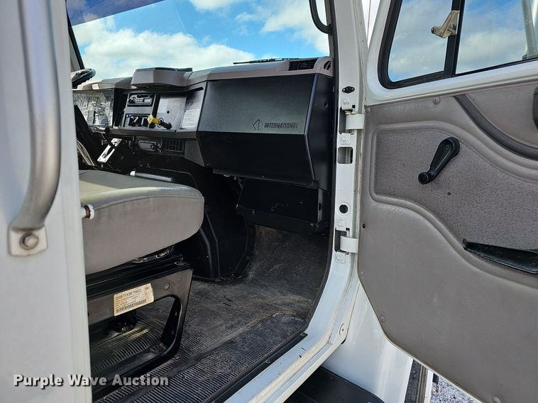 image for item NP9002 1999 International 4700  dump truck