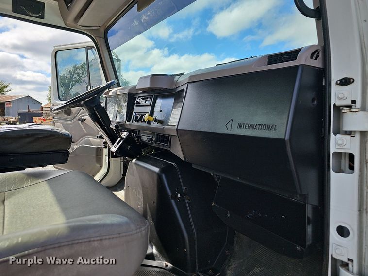 image for item NP9002 1999 International 4700  dump truck