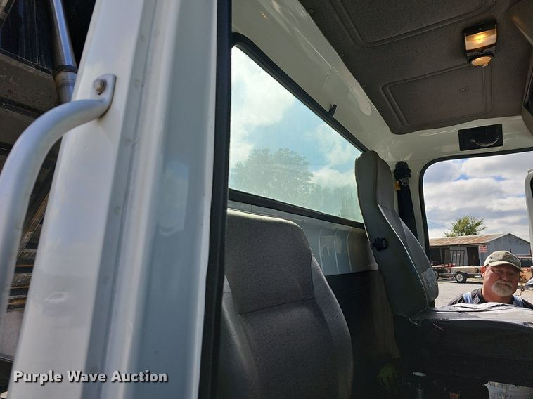 image for item NP9002 1999 International 4700  dump truck