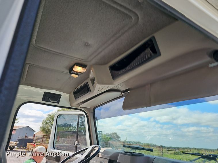 image for item NP9002 1999 International 4700  dump truck