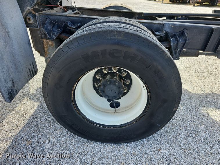 image for item NP9002 1999 International 4700  dump truck