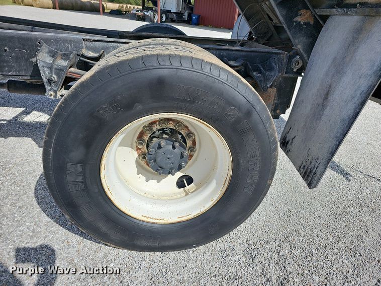 image for item NP9002 1999 International 4700  dump truck