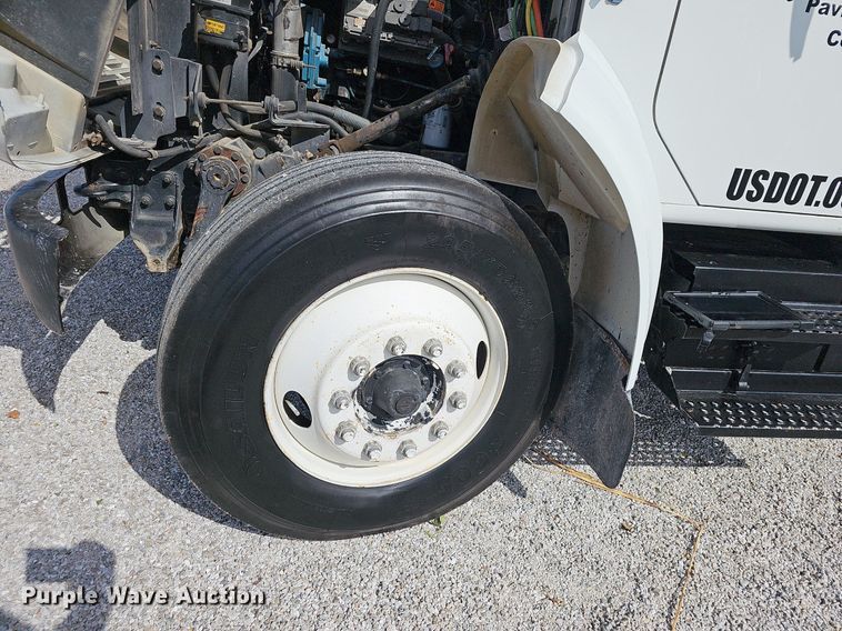 image for item NP9002 1999 International 4700  dump truck