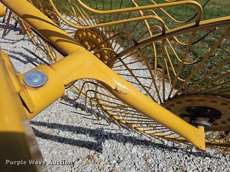 image for item NP9014 Vermeer VR1022  hay rake