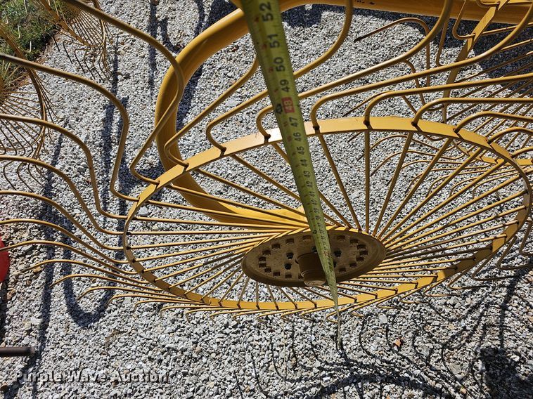 image for item NP9014 Vermeer VR1022  hay rake