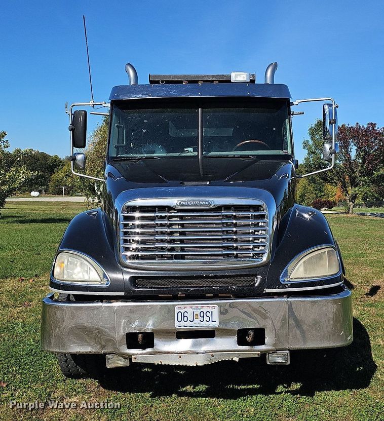 image for item NP9025 2005 Freightliner Columbia  dump truck