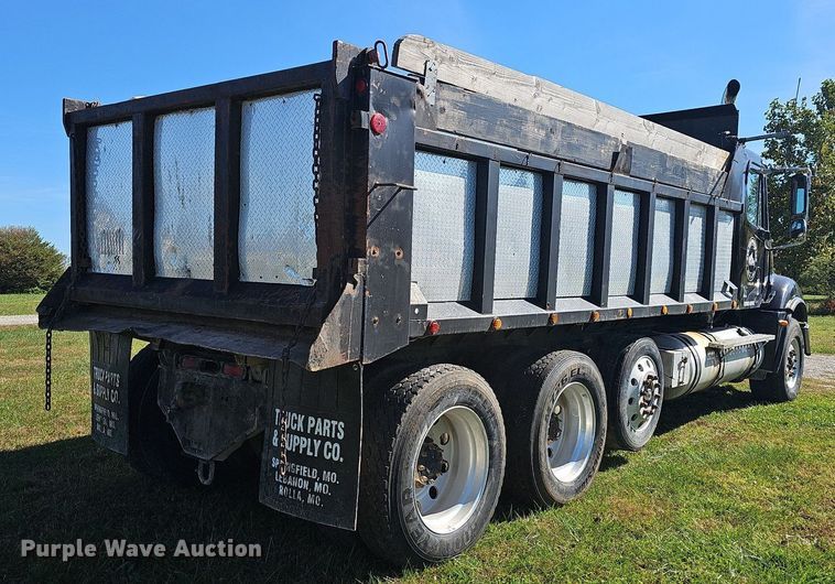 image for item NP9025 2005 Freightliner Columbia  dump truck