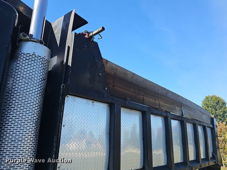 image for item NP9025 2005 Freightliner Columbia  dump truck