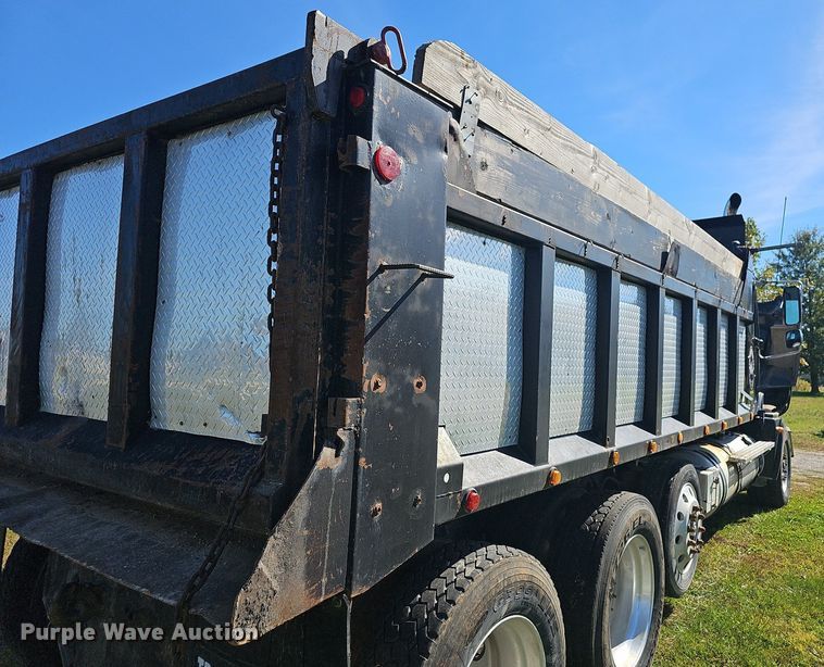 image for item NP9025 2005 Freightliner Columbia  dump truck