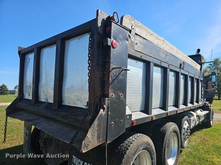 image for item NP9025 2005 Freightliner Columbia  dump truck