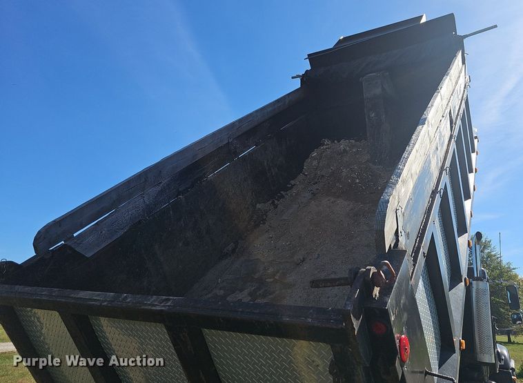 image for item NP9025 2005 Freightliner Columbia  dump truck